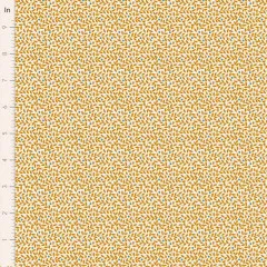 Blätter- und Beerenmuster von Lillian Ochre aus der Tilda-Kollektion Village Life mit Zoll-Lineal zur Größenreferenz.