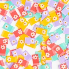 Dichte Nahaufnahme vieler verstreuter Gänseblümchen-Weblabels in Koralle, Gelb, Mint und Lavendel.