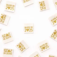 Mehrere „Made in 2025“-Labels locker verstreut auf weißem Untergrund.