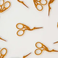 Nahaufnahme mehrerer Storchenscheren-Patches in Gold-Weiß, dicht verstreut.