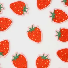 Mehrere Erdbeer-Patches in unterschiedlichen Ausrichtungen verstreut.