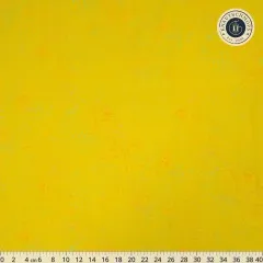 Speckled Pistachio Stoffmuster in Großansicht mit Zentimeter-Maßband, gut erkennbar die bunten Farbtupfer auf gelbgrünem Fond.