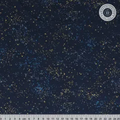 Speckled Navy Stoffmuster in Großansicht mit Zentimeter-Maßband, extrabreiter Baumwollsatin mit goldfarbenen Metallic-Tupfern.
