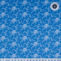 Zarte Rosenranke auf Kornblumenblau, Nahaufnahme mit Zentimeter-Lineal