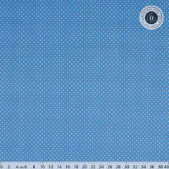 Hellblauer Stoff mit weißen Punkten, Nahaufnahme mit Zentimeter-Lineal