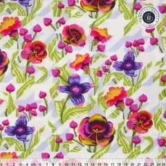 Stiefmütterchen und violette Blüten auf zartlila-weißem Hahnentritt-Fond, mit Zentimeter-Maßstab.