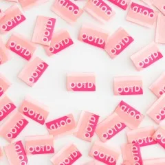 Mehrere rosa Sarah-Hearts-Weblabels „OOTD" mit pinkfarbenem Verlauf, zwei Labels mittig freigestellt.
