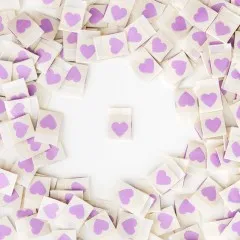 Mehrere Sarah Hearts Weblabels mit lila Herz kreisförmig um ein einzelnes Label angeordnet.