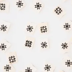 Weblabels mit verschiedenen Quiltblockmustern wie Windmühle und Sternblock verstreut auf hellem Untergrund.