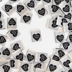 Mehrere Sarah Hearts Weblabels „Thanks I Made It" kreisförmig um ein einzelnes Label angeordnet.