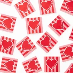 Weitere Ansicht verstreuter „Made with Love“-Labels aus anderem Blickwinkel.
