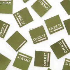 Weitere Ansicht verstreuter „Over It“-Labels, teils quer liegend.