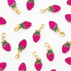 Weitere Ansicht mehrerer verstreuter Erdbeer-Zipper-Charms.