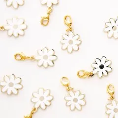 Weitere Ansicht mehrerer verstreuter Gänseblümchen-Zipper-Charms.