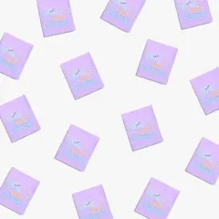 Zahlreiche fliederfarbene „You Are Clever"-Labels als Flatlay-Musteraufnahme locker verstreut.