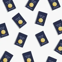Zahlreiche „Love You To The Moon and Back"-Labels als Flatlay-Musteraufnahme locker verstreut.
