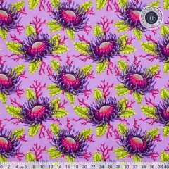 Breiterer Musterausschnitt der Anemonenblüten in Magenta und Flieder auf violettem Fond, im Bild ein Zentimetermaß bis 40 cm.