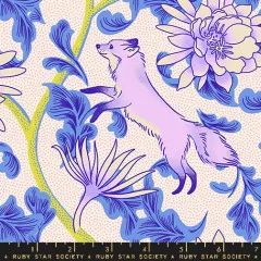 Detailausschnitt mit einem einzelnen lila Fuchs zwischen Blüten und Blattranken.