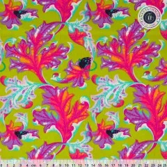 Nahaufnahme des Tabby-Road-Déjà-Vu-Stoffs „Eek" in Electroberry mit lila-pink-orangen Blattranken und Blüten auf limettengrünem Fond, mit Zentimetermaß.