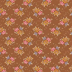 Nahaufnahme des Blumendrucks „Creating Memories – Frida“ in Brown mit rosa, blauen und ockerfarbenen Blüten.