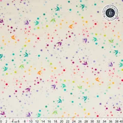 Größerer Musterausschnitt von „Fairy Dust“ in Cotton Candy mit Zentimeter-Maßstab, zeigt bunte Schwalben und Sternchen-Konfetti im vollständigen Rapport.
