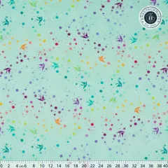 Größerer Musterausschnitt von „Fairy Dust“ in Mint mit Zentimeter-Maßstab, zeigt bunte Schwalben und Sternchen-Konfetti im vollständigen Rapport.
