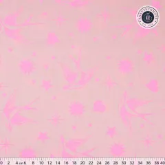 Größerer Musterausschnitt von „Neon Fairy Flakes“ in Cosmic mit Zentimeter-Maßstab, zeigt Schwalben, Sterne und Herzen im vollständigen Rapport.