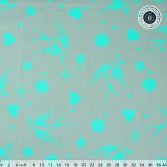 Größerer Musterausschnitt von „Neon Fairy Flakes“ in Spirit mit Zentimeter-Maßstab, zeigt Schwalben, Sterne und Herzen in Türkis im vollständigen Rapport.