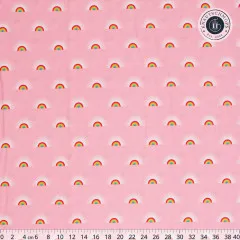 Größerer Musterausschnitt von „Sundaze“ in Guava mit Zentimeter-Maßstab, zeigt den vollständigen Rapport der Regenbogen-Motive.