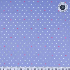 Größerer Musterausschnitt von „Unconditional Love“ in Bluebell mit Zentimeter-Maßstab, zeigt das Herzchen-Muster im vollständigen Rapport.