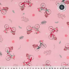 Musterausschnitt des Stoffs Bicycles in Frosting mit rosa Fahrrädern und Zentimeter-Lineal