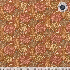 Sanctuary-Caramel-Stoffausschnitt mit Zentimeter-Maßband und Knautschmops-Logo, Waldtiere-Muster in voller Breite sichtbar
