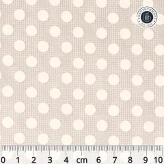 Baumwollstoff mit cremefarbenen Punkten (ca. 7mm) auf grauem Grund, Musterausschnitt mit Maßstab-Lineal.