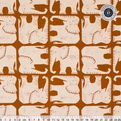 Nahaufnahme des grafischen Elefanten-Rastermusters in Naturweiß auf rostorangem Canvas, mit Zentimeter-Lineal.
