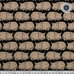 Reihen niedlicher schlafmütziger Nilpferde in Taupe auf schwarzem Grund, mit Zentimeter-Lineal.