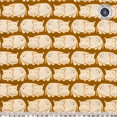 Reihen niedlicher schlafmütziger Nilpferde in Creme auf ockerbraunem Grund, mit Zentimeter-Lineal.