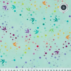 Flach ausgebreiteter Baumwollstoff „Fairy Dust“ in Mint mit Zentimeter-Maßstab: bunte Schwalben und Sternchen-Konfetti auf Mintgrün.