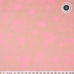 Flach ausgebreiteter Baumwollstoff „Neon Fairy Flakes“ in Nova mit Zentimeter-Maßstab: Schwalben, Sterne und Herzen in Pink auf Rosé.