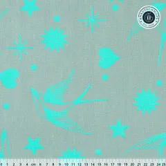 Flach ausgebreiteter Baumwollstoff „Neon Fairy Flakes“ in Spirit mit Zentimeter-Maßstab: Schwalben, Sterne und Herzen in Türkis auf Salbeigrün.