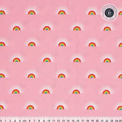 Flach ausgebreiteter Baumwollstoff „Sundaze“ in Guava mit Zentimeter-Maßstab: Regenbogen-Motiv mit Sonnenstrahlen auf Rosa.