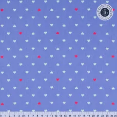 Flach ausgebreiteter Baumwollstoff „Unconditional Love“ in Bluebell mit Zentimeter-Maßstab: Herzchen-Muster in Weiß und Rot auf Kornblumenblau.