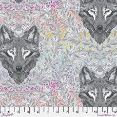 Musterdarstellung des Wolf-of-Pink-Street-Drucks mit Free-Spirit-Fabrics-Logo und Zoll-Maßband.