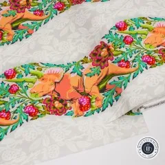 Nahaufnahme eines Triceratops-Motivs mit Blüten, Beeren und Blattranken im Wellenband.