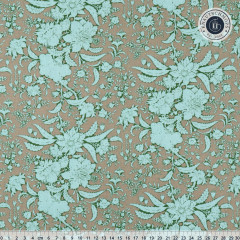 Nahaufnahme des Bloomsville-Musters „Abloom" mit großen Blütenranken in Mint auf Mushroom-Braun, mit Maßband.