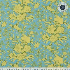 Nahaufnahme des Bloomsville-Musters „Abloom" mit großen Blütenranken in Gelbgrün auf Himmelblau, mit Maßband.