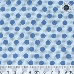 Nahaufnahme des Tilda-Musters „Basic Dots" in Denim Blue mit taubenblauen, ca. 7mm großen Punkten auf hellblauem Fond, mit Maßband zum Größenvergleich.