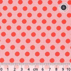 Nahaufnahme des Tilda-Musters „Basic Dots" in Salmon mit korallroten, ca. 7mm großen Punkten auf zartrosa Fond, mit Maßband zum Größenvergleich.