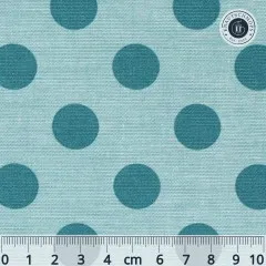Nahaufnahme des Tilda-Musters „Chambray Dots" in Aqua mit petrolfarbenen, ca. 18mm großen Punkten auf meliertem hellblauem Chambray-Fond, mit Maßband zum Größenvergleich.