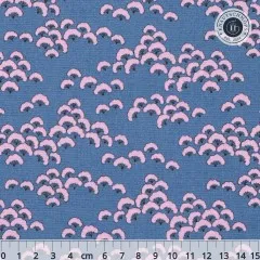 Nahaufnahme des Bloomsville-Musters „Cottonbloom" mit kleinen rosa Blütenwolken auf Blueberry-Blau, mit Maßband.