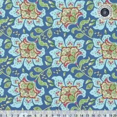 Nahaufnahme des Bloomsville-Musters „Flowermarket" mit großen Blüten in Hellblau, Grün und Pink auf Blueberry-Blau, mit Maßband.